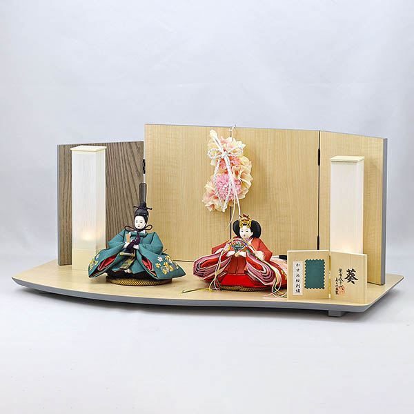 柴田家千代　 雛人形　柴田家千代作 葵 かすみ桜刺繍 青緑/朱 柳親王 裾短衣裳着 アートフラワー 白木 木目 飾り台 屏風　詳細画像