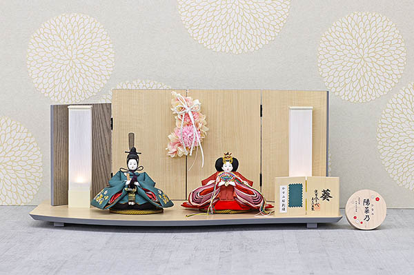 柴田家千代　 雛人形　柴田家千代作 葵 かすみ桜刺繍 青緑/朱 柳親王 裾短衣裳着 アートフラワー 白木 木目 飾り台 屏風　詳細画像