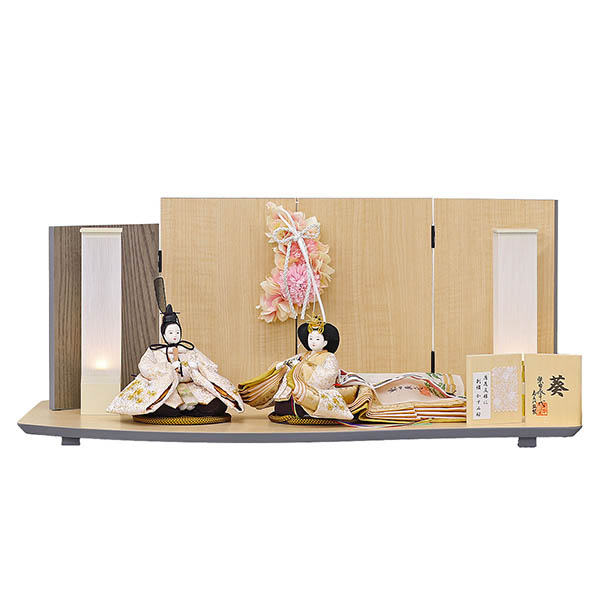 柴田家千代作 葵 唐花文様に刺繍 かすみ桜 白金 柳親王 裾長衣裳着 アートフラワー 白木 木目 飾