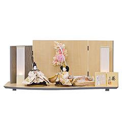 柴田家千代作 葵 唐花文様に刺繍 かすみ桜 白金 柳親王 裾長衣裳着 アートフラワー 白木 木目 飾