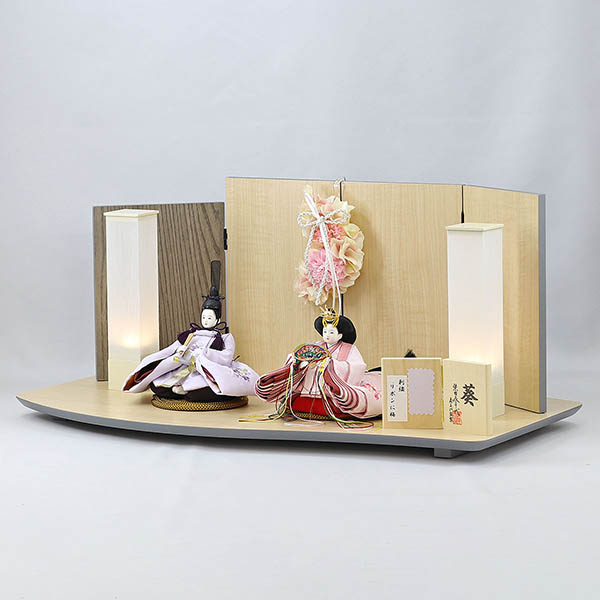 柴田家千代　 雛人形　柴田家千代作 葵 刺繍リボンに梅 薄紫/ピンク 柳親王 裾短衣裳着 アートフラワー 白木 木目 飾り台 屏風　詳細画像