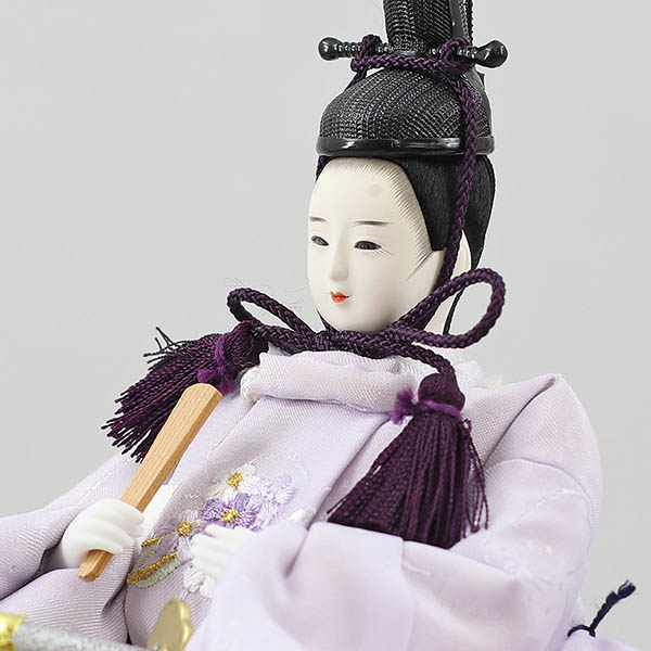 柴田家千代　 雛人形　柴田家千代作 葵 刺繍リボンに梅 薄紫/ピンク 柳親王 裾短衣裳着 アートフラワー 白木 木目 飾り台 屏風　詳細画像