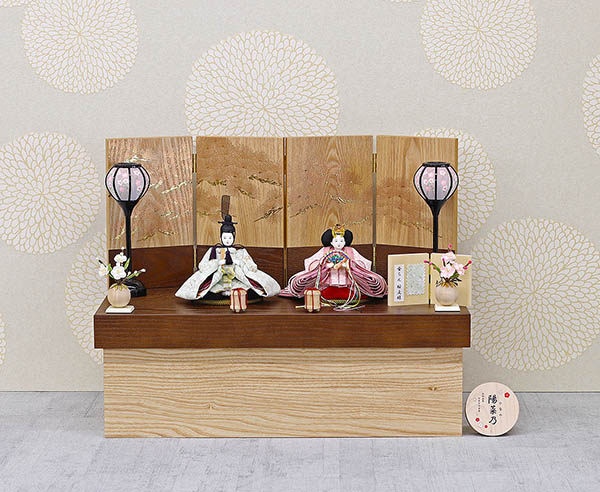 柴田家千代　 雛人形　柴田家千代作 葵 金襴 桜文様 薄緑/ピンク 柳親王 裾短衣裳着 紅白梅 扇面松文様屏風 タモ材 木製収納箱 収納飾り　詳細画像