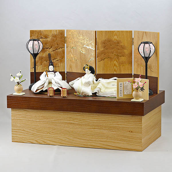 雛人形 柴田家千代 柴田家千代作 葵 流水に木瓜文 白無垢風 柳親王 裾長衣装着 紅白梅 扇面松文様屏風 タモ材 木製収納箱 収納飾り 詳細画像 柴田家千代 雛人形 柴田家千代作 葵 流水に木瓜文 白無垢風 柳親王 裾長衣装着 紅白梅 扇面松文様屏風 タモ材 木製収納箱 収納飾り 詳細画像