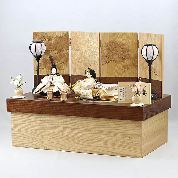 雛人形 柴田家千代 柴田家千代作 葵 唐花文様に刺繍 かすみ桜 白金 柳親王 裾長衣裳着 紅白梅 扇面松文様屏風 タモ材 木製収納箱 収納飾り 詳細画像 柴田家千代 雛人形 柴田家千代作 葵 唐花文様に刺繍 かすみ桜 白金 柳親王 裾長衣裳着 紅白梅 扇面松文様屏風 タモ材 木製収納箱 収納飾り 詳細画像