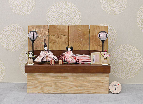 柴田家千代　 雛人形　柴田家千代作 葵 流水桜刺繍 ピンク 柳親王 裾長衣裳着 紅白梅 扇面松文様屏風 タモ材 木製収納箱 収納飾り　詳細画像