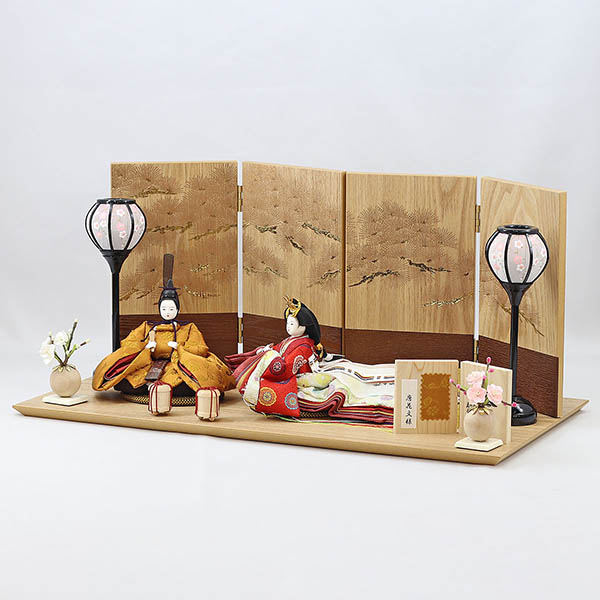 柴田家千代　 雛人形　柴田家千代作 葵 黄櫨染 唐花文様 金茶/赤 柳親王 裾長衣装着 紅白梅 扇面松文様屏風 タモ材 木製飾り台 平飾り　詳細画像