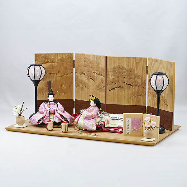 柴田家千代　 雛人形　柴田家千代作 葵 麻の葉に丸文 薄紫ピンク 柳親王 裾長衣装着 紅白梅 扇面松文様屏風 タモ材 木製飾り台 平飾り　詳細画像