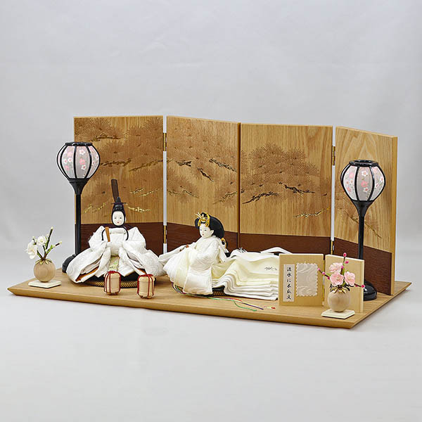 柴田家千代　 雛人形　柴田家千代作 葵 流水に木瓜文 白無垢風 柳親王 裾長衣装着 紅白梅 扇面松文様屏風 タモ材 木製飾り台 平飾り　詳細画像