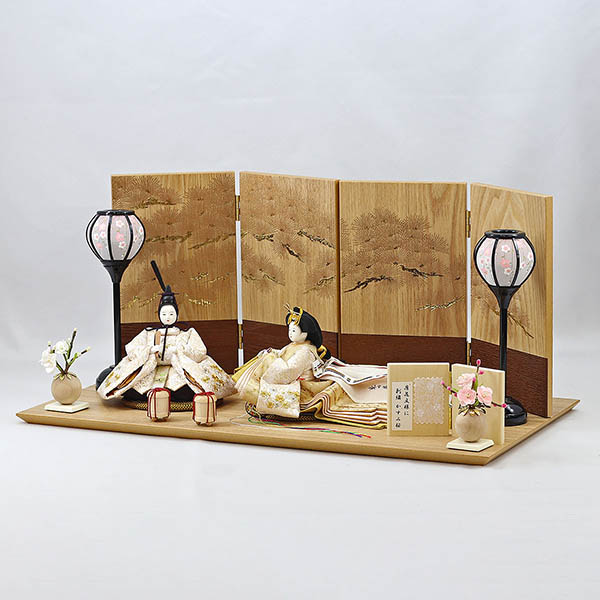 柴田家千代　 雛人形　柴田家千代作 葵 唐花文様に刺繍 かすみ桜 白金 柳親王 裾長衣裳着 紅白梅 扇面松文様屏風 タモ材 木製飾り台 平飾り　詳細画像