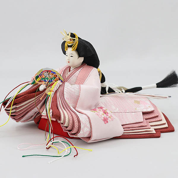 柴田家千代　 雛人形　柴田家千代作 葵 刺繍リボンに梅 薄紫/ピンク 柳親王 裾短衣裳着 紅白梅 扇面松文様屏風 タモ材 木製飾り台 平飾り　詳細画像