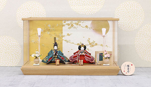 柴田家千代　 雛人形　柴田家千代作 葵 かすみ桜刺繍 青緑/朱 柳親王 裾短衣裳着 白金 月に桜 木製 タモ材 アクリルケース　詳細画像