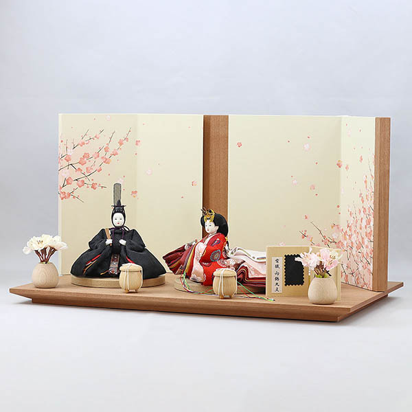柴田家千代　 雛人形　柴田家千代作 葵 有職 向鶴丸文 黒/赤 柳親王 裾長衣装着 艶消し木製飾り台 LED照明付き屏風　詳細画像