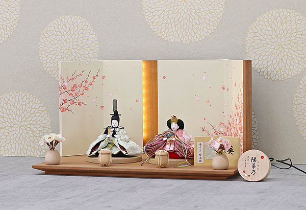 柴田家千代　 雛人形　柴田家千代作 葵 金襴 桜文様 薄緑/ピンク 柳親王 裾短衣裳着 艶消し木製飾り台 LED照明付き屏風　詳細画像