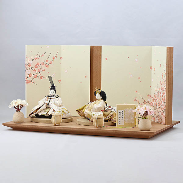 柴田家千代　 雛人形　柴田家千代作 葵 唐花文様に刺繍 かすみ桜 白金 柳親王 裾長衣裳着 艶消し木製飾り台 LED照明付き屏風　詳細画像