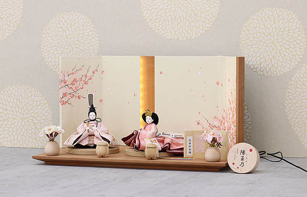柴田家千代　 雛人形　柴田家千代作 葵 流水桜刺繍 ピンク 柳親王 裾長衣裳着 艶消し木製飾り台 LED照明付き屏風　詳細画像