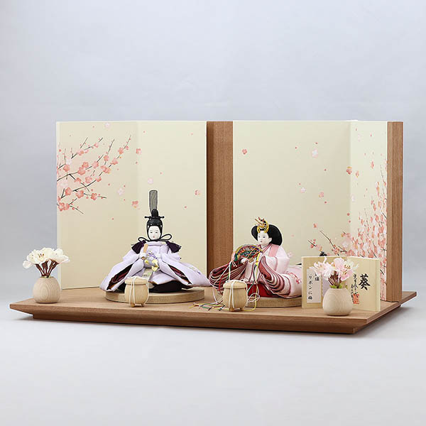 柴田家千代　 雛人形　柴田家千代作 葵 刺繍リボンに梅 薄紫/ピンク 柳親王 裾短衣裳着 艶消し木製飾り台 LED照明付き屏風　詳細画像