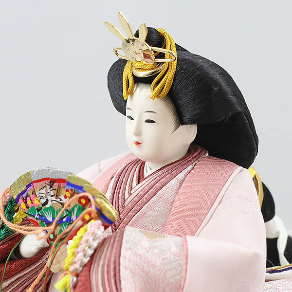 柴田家千代　 雛人形　柴田家千代作 葵 刺繍リボンに梅 薄紫/ピンク 柳親王 裾短衣裳着 艶消し木製飾り台 LED照明付き屏風　詳細画像