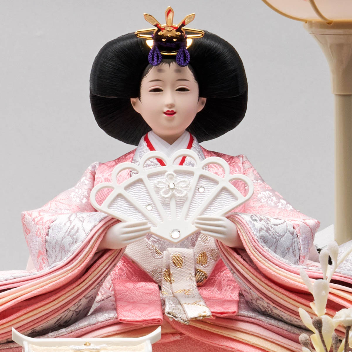 雛人形 藤翁 つむぎ 小三五親王飾り クリーム R型 白に紫ボカシ 飾花付 アクリルケース 詳細画像 藤翁 雛人形 つむぎ 小三五親王飾り クリーム R型 白に紫ボカシ 飾花付 アクリルケース 詳細画像