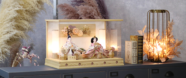 久月　 雛人形　久月 衣裳着 フラワーアート ケース入り 親王飾り 刺繍 小三五親王 白木 木目 アクリルケース飾り　詳細画像