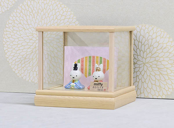 吉徳　 雛人形　miffy  ミッフィー 磁器 ひな人形 うさこ 親王飾り ホワイトオーク材 市松文様バック ガラスケース　詳細画像