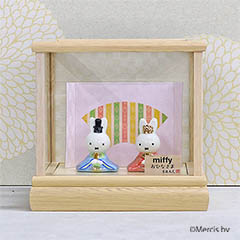 雛人形: miffy  ミッフィー 磁器 ひな人形 うさこ 親王飾り ホワイトオーク材 市松文様バック ガラス