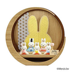 雛人形: miffy  ミッフィー 磁器 ひな人形 うさこ 親王 官女 五人飾り 透かし麻の葉模様 木製 円形