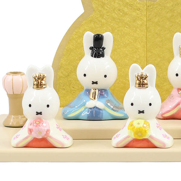 吉徳　 雛人形　miffy  ミッフィー 磁器 ひな人形 うさこ 親王 官女 五人飾り 白アイボリー塗り 鞠二連つるし付き 円形 丸型アクリルケース　詳細画像