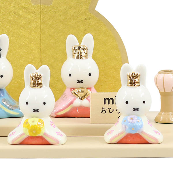 吉徳　 雛人形　miffy  ミッフィー 磁器 ひな人形 うさこ 親王 官女 五人飾り 白アイボリー塗り 鞠二連つるし付き 円形 丸型アクリルケース　詳細画像