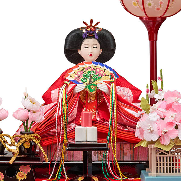雛人形 藤翁 愛里 小三五親王飾り 赤 彩色LG塗 赤 刺繡バック アクリルケース オルゴール付き 詳細画像 藤翁 雛人形 愛里 小三五親王飾り 赤 彩色LG塗 赤 刺繡バック アクリルケース オルゴール付き 詳細画像