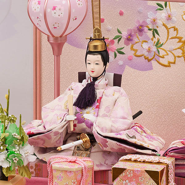 雛人形 藤翁 羽衣 三五親王飾り 桃 薄ピンク 栓欅 刺繍バック アクリルケース オルゴール付き 詳細画像 藤翁 雛人形 羽衣 三五親王飾り 桃 薄ピンク 栓欅 刺繍バック アクリルケース オルゴール付き 詳細画像