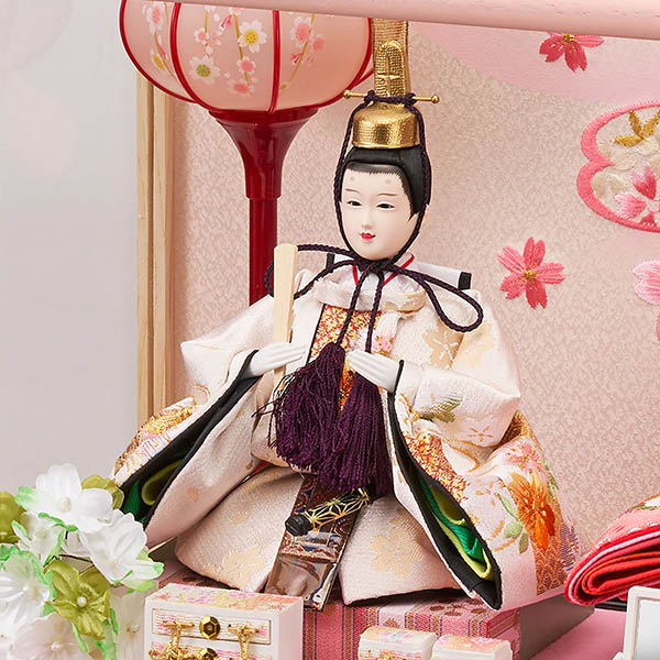 藤翁　 雛人形　彩乃 豆親王飾り 桃 白木 木目 六角 ホワイトオークボカシ 刺繍バック アクリルケース オルゴール付き　詳細画像