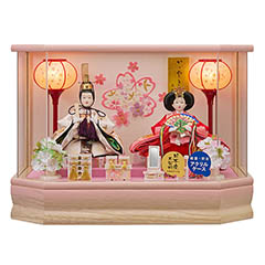 雛人形: 彩乃 豆親王飾り 桃 白木 木目 六角 ホワイトオークボカシ 刺繍バック アクリルケース オルゴール