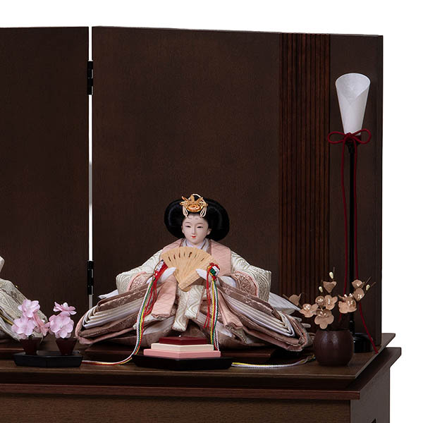 雛人形 平安豊久 ゆな 芥子親王 収納飾り 神代調ウォルナット 櫛引屏風 LED灯付収納箱 詳細画像 平安豊久 雛人形 ゆな 芥子親王 収納飾り 神代調ウォルナット 櫛引屏風 LED灯付収納箱 詳細画像