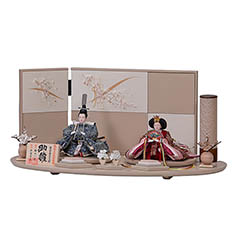 雛人形: ゆか 芥子親王 平飾り モカ 二曲刺繍屏風