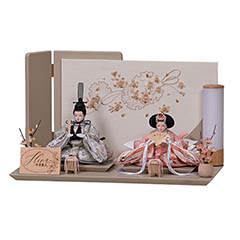 雛人形: さな 芥子親王 平飾り モカ 刺繍雪輪桜屏風