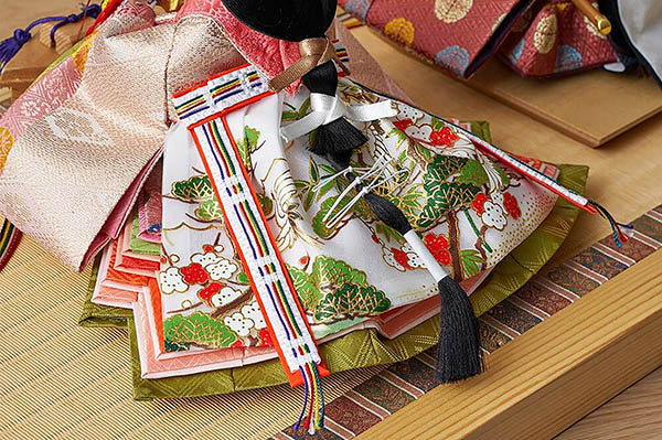 久月　 雛人形　横山薫作 正絹 衣裳着 芥子親王 平飾り 白木 木目 飾り台 久月監製　詳細画像