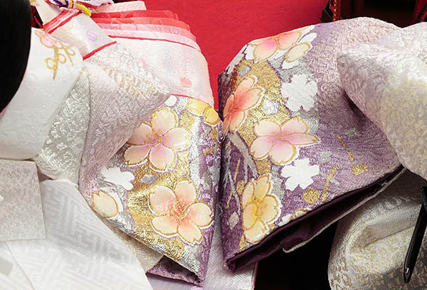 久月　 雛人形　衣裳着 ケース入り 親王飾り 小三五親王 茶木目 花刺繍 アクリルケース　詳細画像