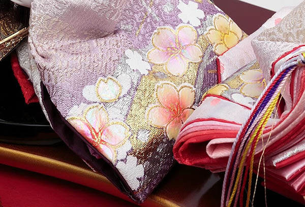 久月　 雛人形　衣裳着 ケース入り 親王飾り 小三五親王 茶木目 花刺繍 アクリルケース　詳細画像