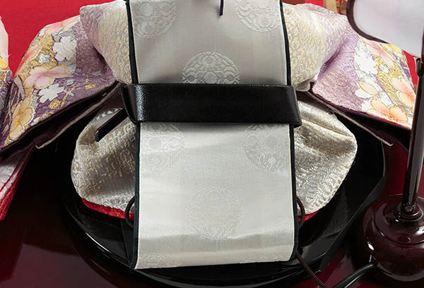 久月　 雛人形　衣裳着 ケース入り 親王飾り 小三五親王 茶木目 花刺繍 アクリルケース　詳細画像