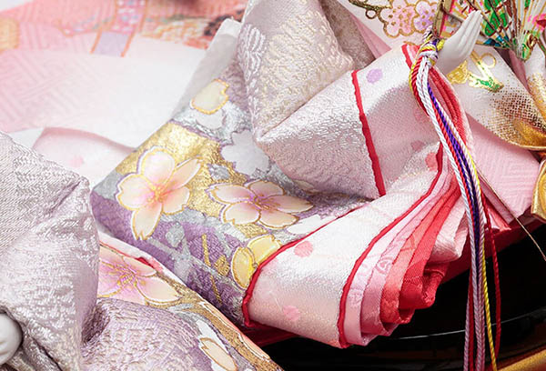 久月　 雛人形　衣裳着 ケース入り 親王飾り 小三五親王 茶木目 花刺繍 アクリルケース　詳細画像