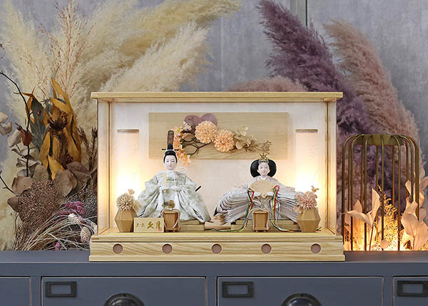 久月　 雛人形　久月 衣裳着 フラワーアート ケース入り 親王飾り レース 小三五親王 白木 木目 アクリルケース飾り　詳細画像