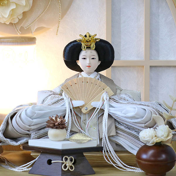 久月　 雛人形　衣裳着 ケース入り 親王飾り モカ 芥子親王 円形 丸型 白木 木目 花飾り アクリルケース　詳細画像