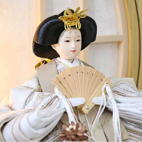 久月　 雛人形　衣裳着 ケース入り 親王飾り モカ 芥子親王 円形 丸型 白木 木目 花飾り アクリルケース　詳細画像