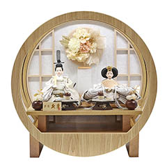 雛人形: 衣裳着 ケース入り 親王飾り モカ 芥子親王 円形 丸型 白木 木目 花飾り アクリルケース