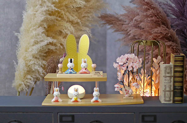 吉徳　 雛人形　miffy  ミッフィー 磁器 ひな人形 うさこ 親王 官女 五人飾り バーチ製 違い棚 LED照明付き 二段飾り　詳細画像