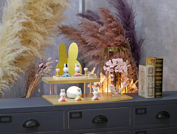 吉徳　 雛人形　miffy  ミッフィー 磁器 ひな人形 うさこ 親王 官女 五人飾り バーチ製 違い棚 LED照明付き 二段飾り　詳細画像