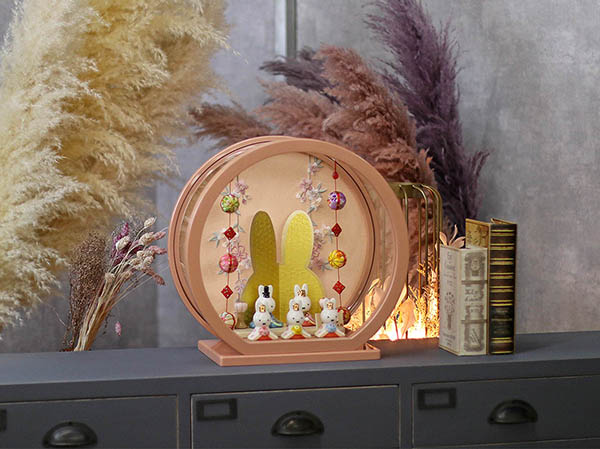 雛人形 吉徳 miffy ミッフィー 磁器 ひな人形 うさこ 親王 官女 五人飾り パールピンク塗り 鞠三連つるし付き 円形 丸型アクリルケース 詳細画像 吉徳 雛人形 miffy ミッフィー 磁器 ひな人形 うさこ 親王 官女 五人飾り パールピンク塗り 鞠三連つるし付き 円形 丸型アクリルケース 詳細画像