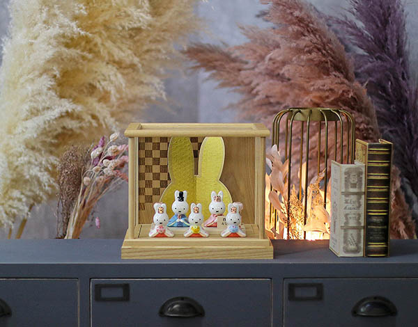 雛人形 吉徳 miffy ミッフィー 磁器 ひな人形 うさこ 親王 官女 五人飾り 白木 市松文様 アクリルケース 詳細画像 吉徳 雛人形 miffy ミッフィー 磁器 ひな人形 うさこ 親王 官女 五人飾り 白木 市松文様 アクリルケース 詳細画像