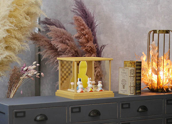 雛人形 吉徳 miffy ミッフィー 磁器 ひな人形 うさこ 親王 官女 五人飾り 白木 市松文様 アクリルケース 詳細画像 吉徳 雛人形 miffy ミッフィー 磁器 ひな人形 うさこ 親王 官女 五人飾り 白木 市松文様 アクリルケース 詳細画像